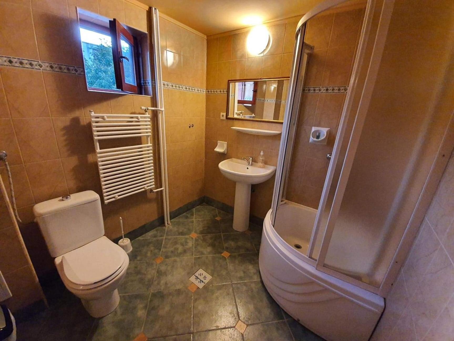 Rooms Cristian Deva Bilik gambar