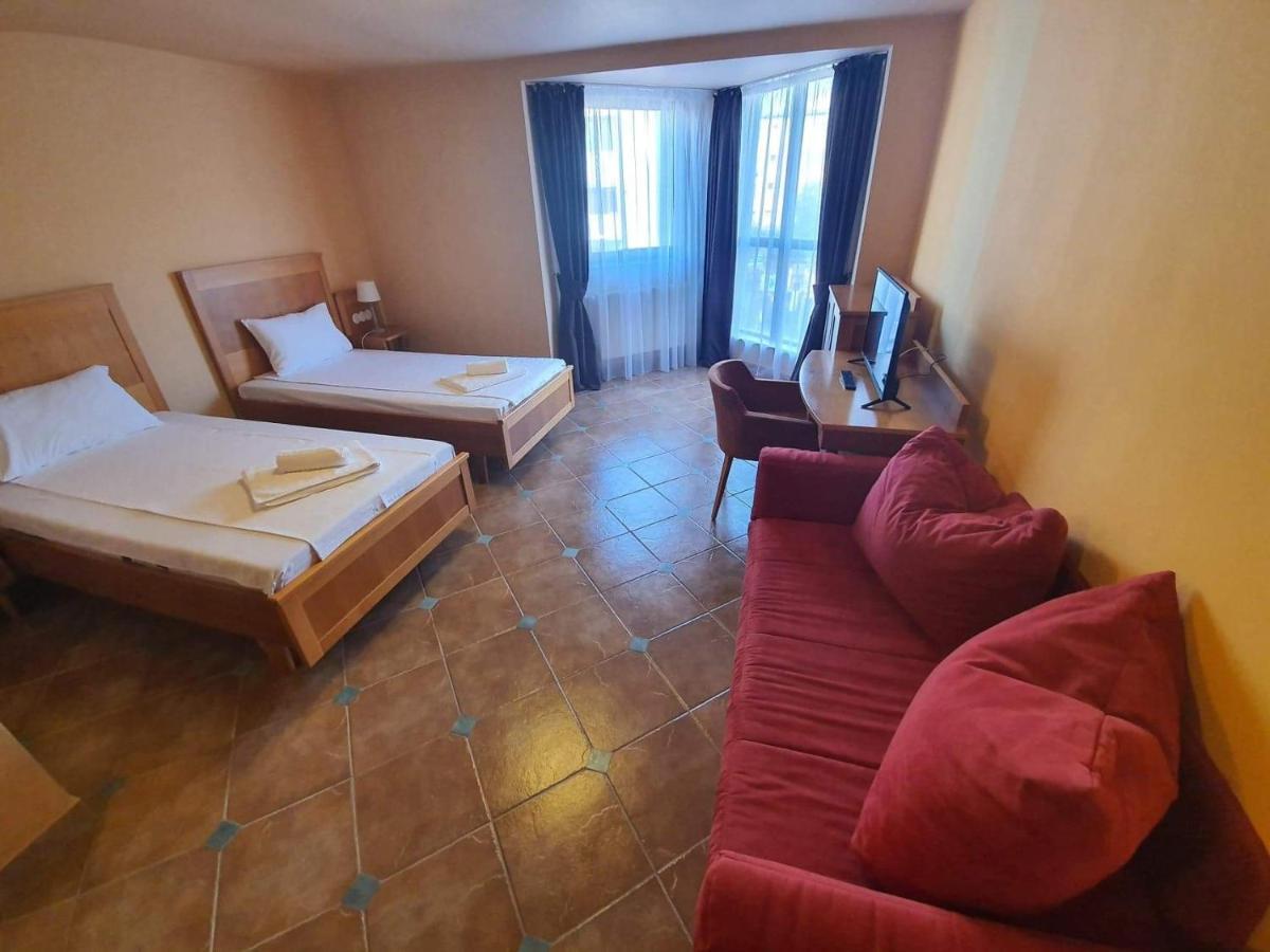 Rooms Cristian Deva Bilik gambar